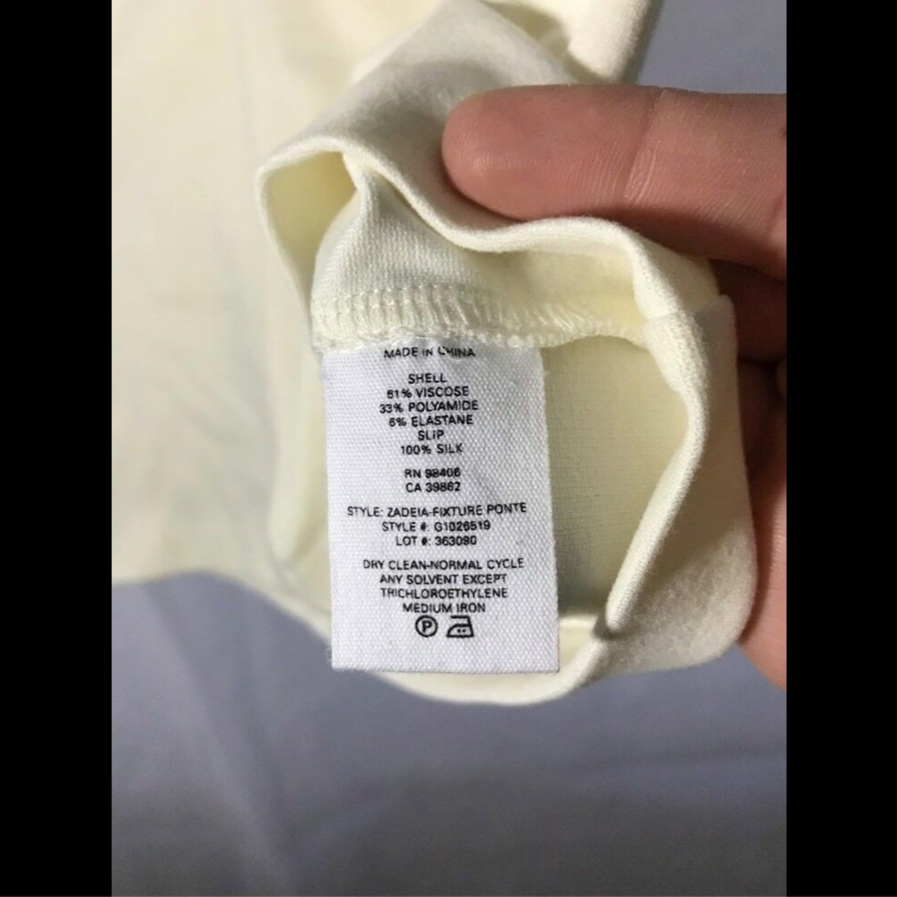 NEW‎ Theory Zadeia V-Neck Tee Top in Warm Ivory [SZ P ] - Picture 4 of 8